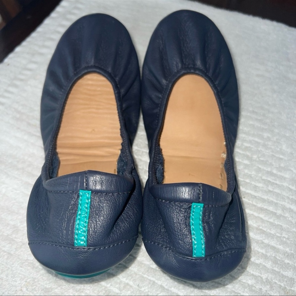 TIEKS ITALIAN LEATHER FOLDABLE BALLET FLATS IN CALIFORNIA NAVY COLOR//SIZE 7 - Picture 3 of 11